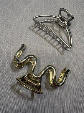 ⭐️⭐️ Two metal claw hair clips